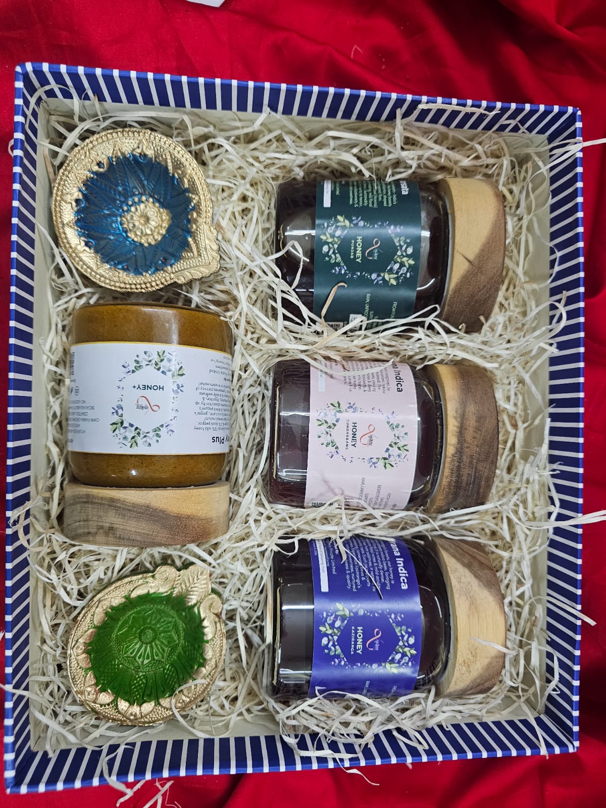 स्वर्णिम मधु कुंभ Swarnim Madhukuṃbha - Golden Treasures of Hive