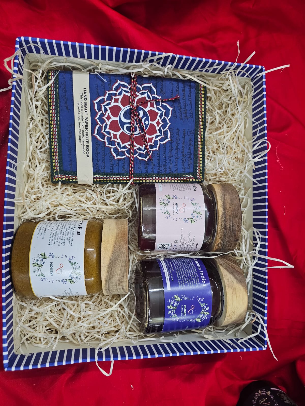 स्वर्णिम मधु कुंभ Swarnim Madhukuṃbha - Golden Treasures of Hive