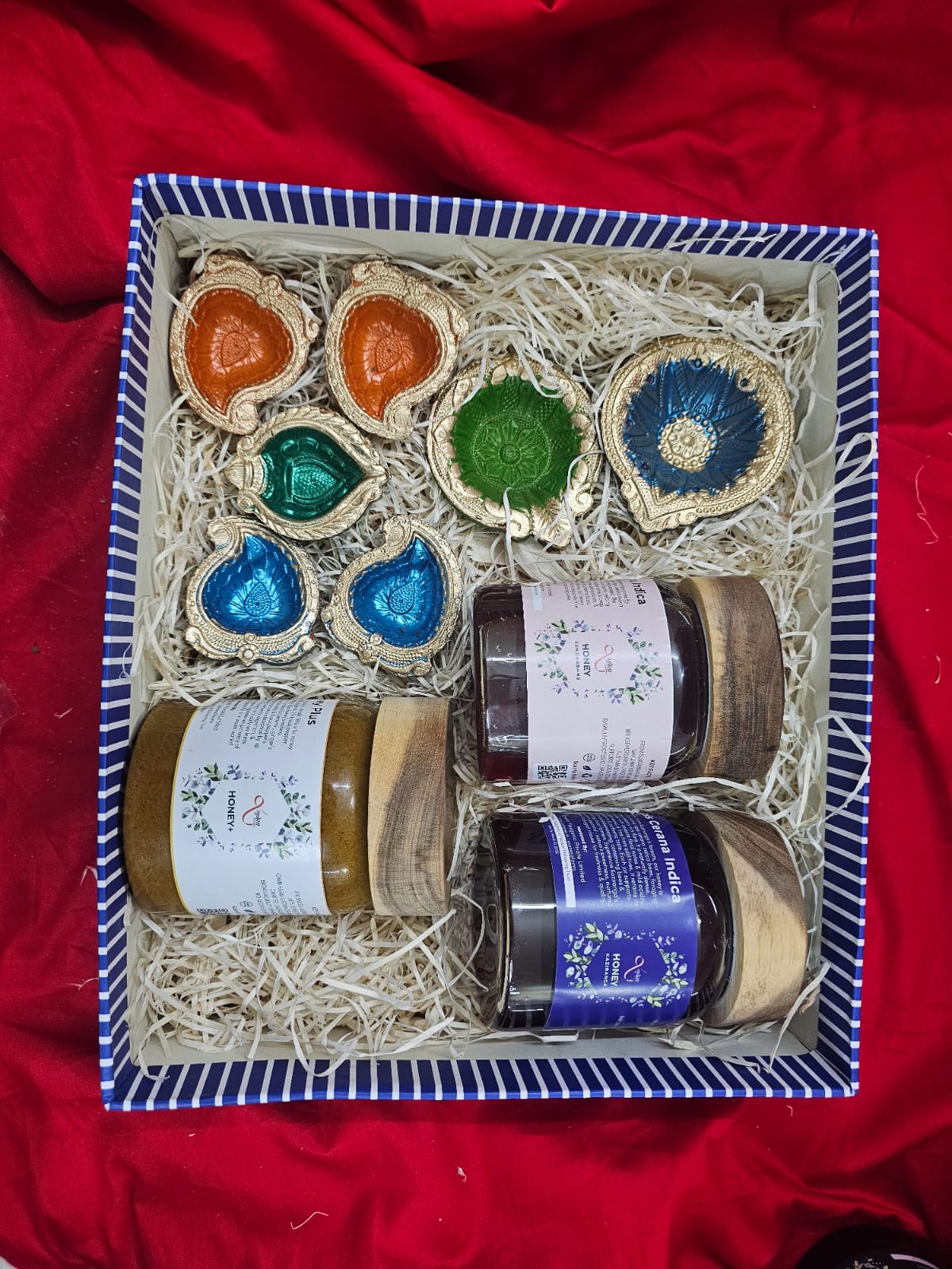 स्वर्णिम मधु कुंभ Swarnim Madhukuṃbha - Golden Treasures of Hive