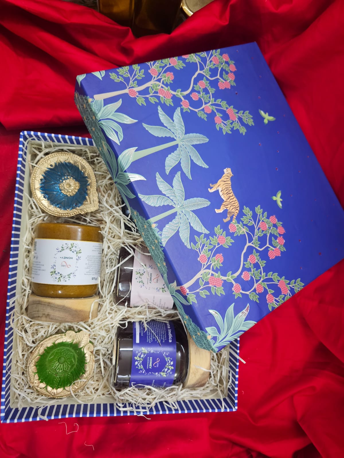 स्वर्णिम मधु कुंभ Swarnim Madhukuṃbha - Golden Treasures of Hive